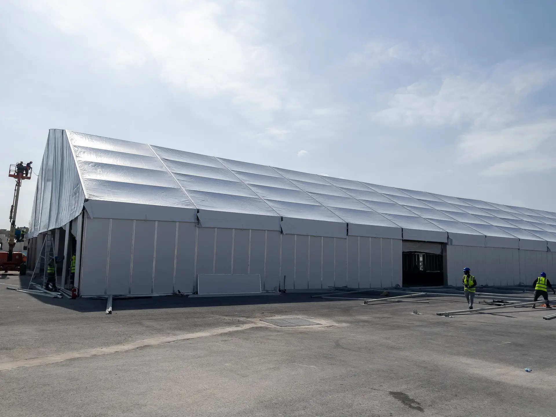 Large PCS semi-permanent industrial structure with insulated roof panels during installation